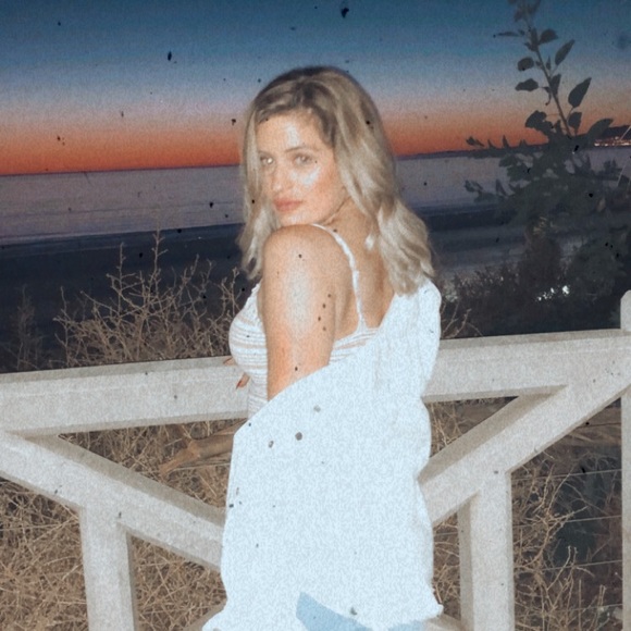 Meet your Posher, Jodi. Follow for Follow on Insta - Picture 3 of 8